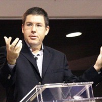 GOSPEL Foto/Imagem Ungir canetas para passar em concurso é coisa de PASTOR FEITICEIRO, afirma Pastor Ed René Kivitz Noticia Religião