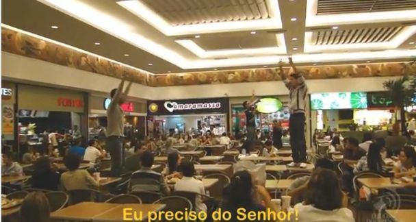 GOSPEL Foto/Imagem Jovens invadem universidade e praça de alimentação de shopping para evangelizar Noticia religião