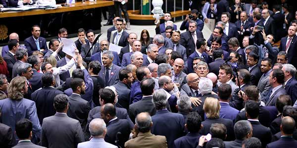 Michel Temer tem denúncia rejeitada e permanece no mandato